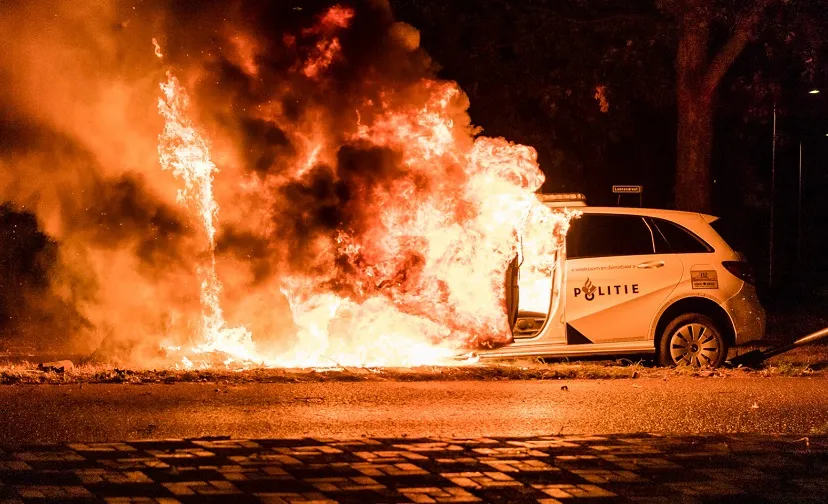 politieauto in brand