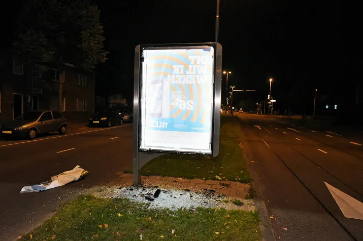 reclame zuil kapot tilburg