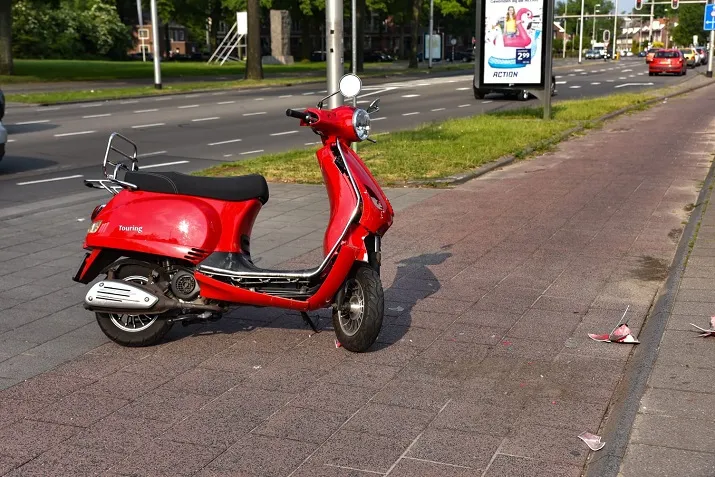 rode scooter tegen auto