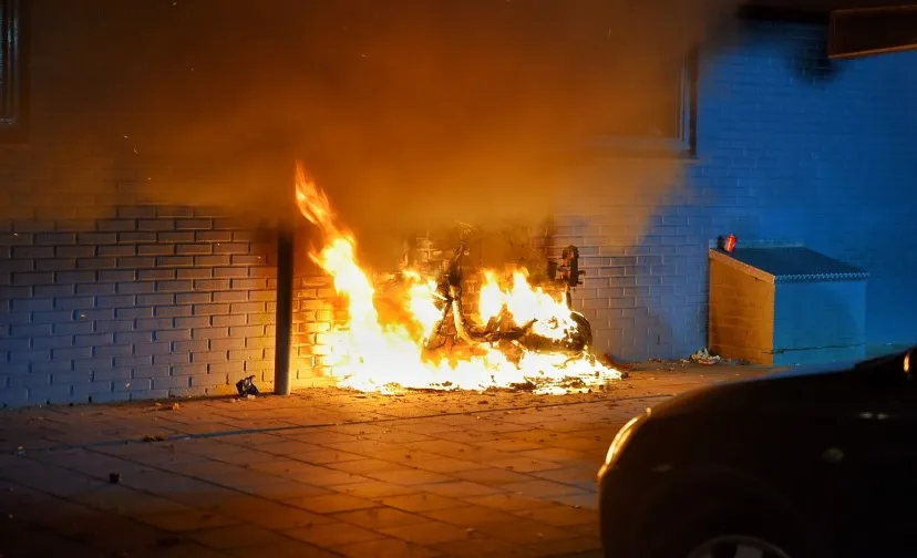 scooter in brand puccinistraat