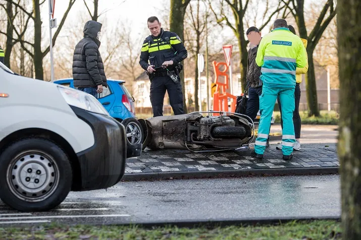 scooterrijdster gewond tilburg