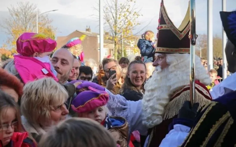 sint begroet kinderen rijen 715x408 915x518