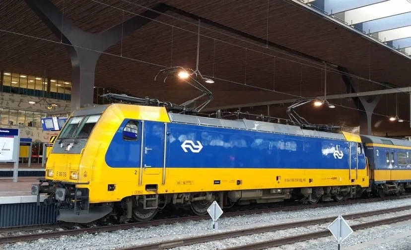 train 1251078 960 720