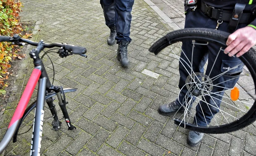 vader en kind vallen van fiets