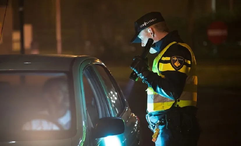 verkeerscontrole agent met zaklantaarn