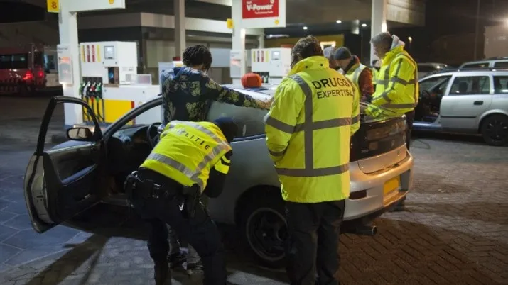 verkeerscontrole bij pompstation
