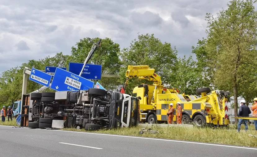 vrachtwagen gekanteld