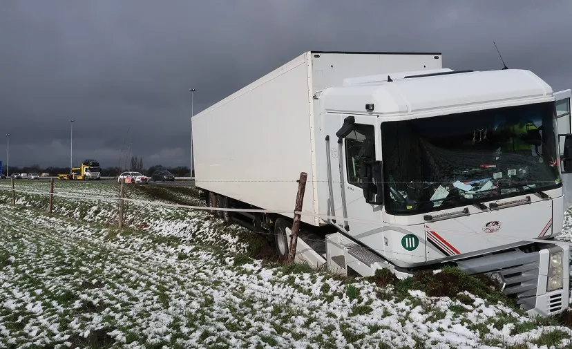 vrachtwagen in sloot a58 gilze