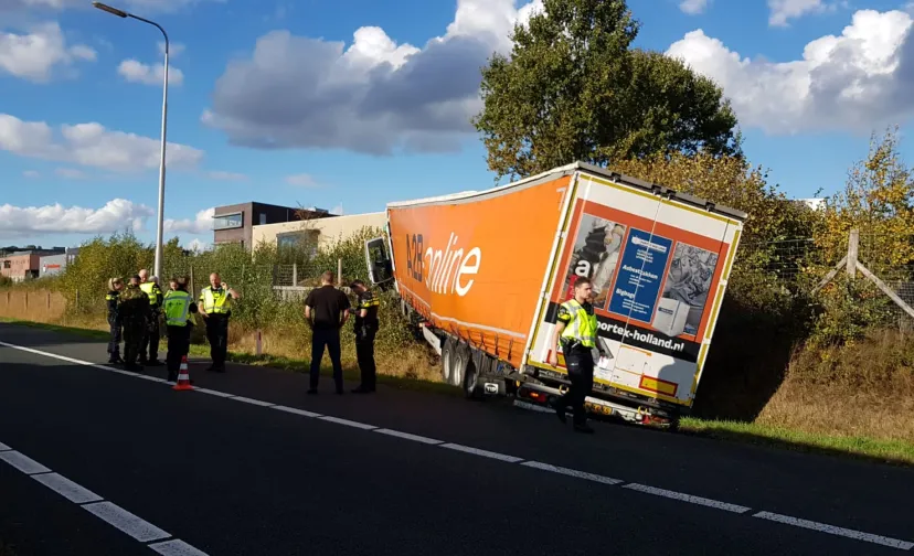 vrachtwagen in sloot a58 moergestel