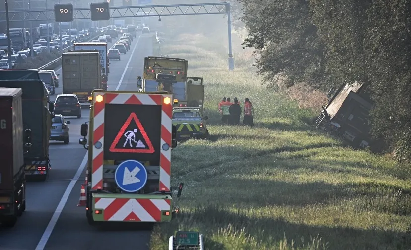 vrachtwagen in sloot a58