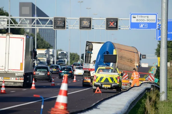 vrachtwagen in vangrail