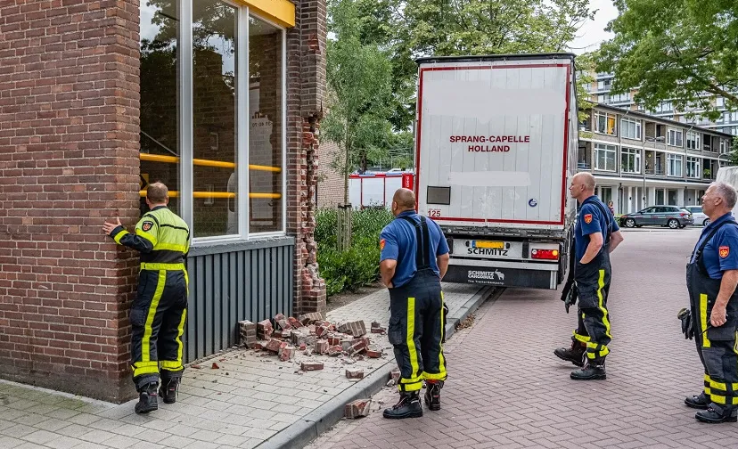 vrachtwagen tegen gevel 2