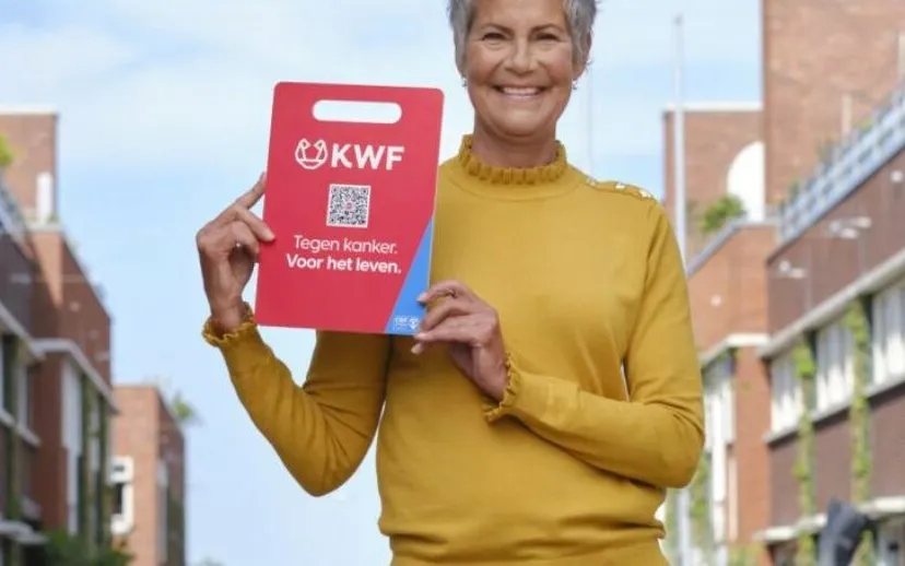 vrouw met collectebord op straat 915x518 1