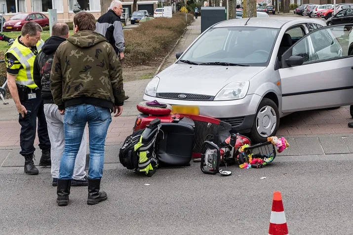 vrouw scootmobiel gewond