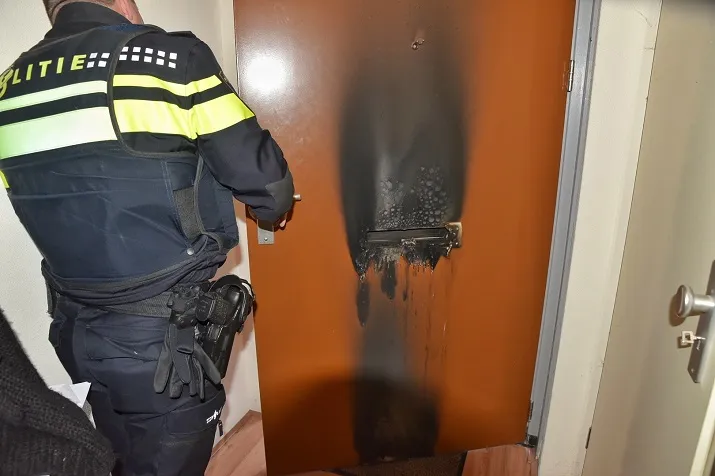 vuurwerk door brievenbus