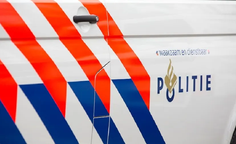 zijkant politieauto met logo