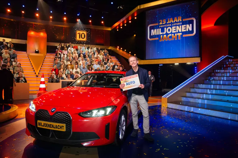 Eduard-uit-Tilburg-wint-nieuwe-auto-bij-Postcode-Loterij-Miljoenenjacht