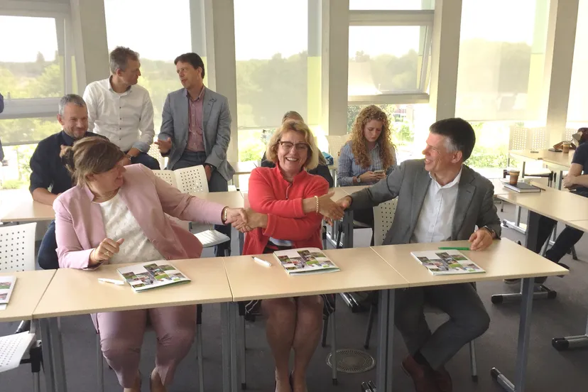 04071027 ondertekening saxion 2