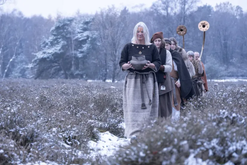 102233 grafheuvel processie2 mooi ls vc