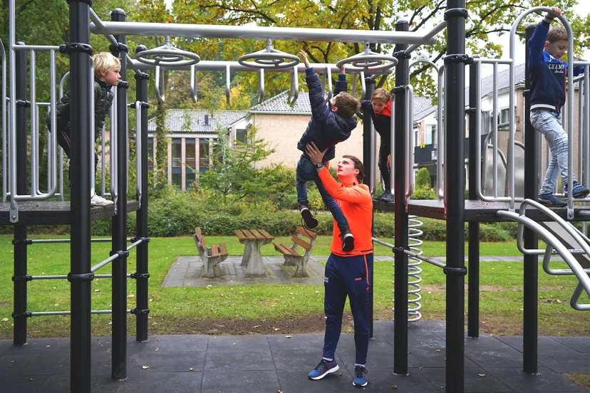 2 buurtsportcoach met spelende kinderen