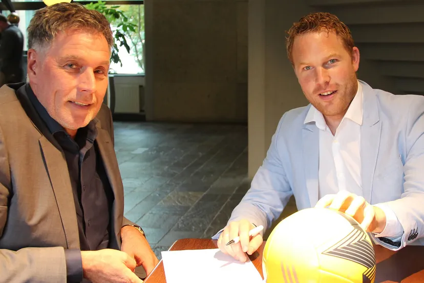 20170801 ondertekening jan schuldink lwik en wethouder roy de witte