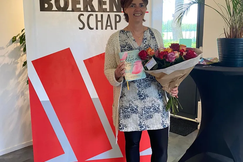 2021 19mei boekoverhandiging bij het boekenschap