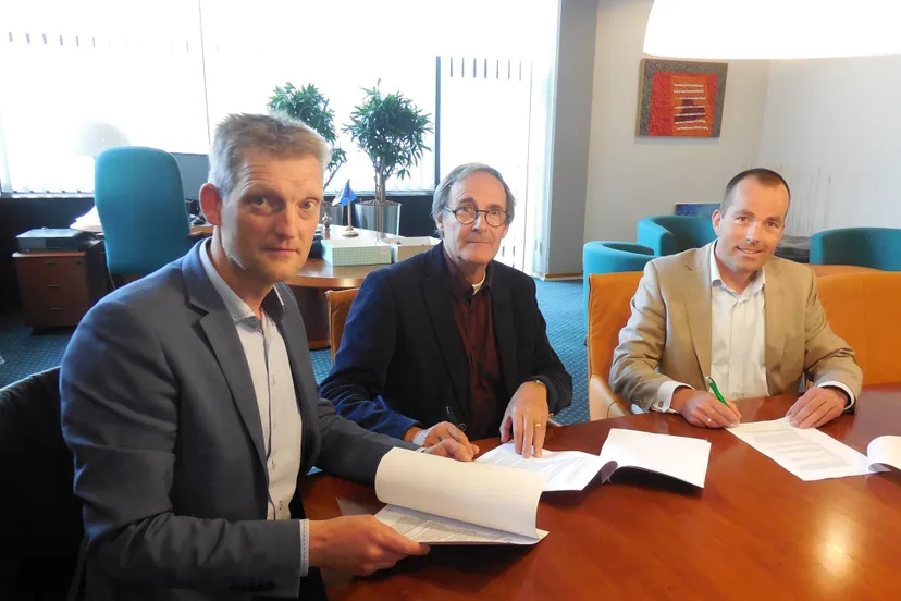 21052015 ondertekening koopovereenkomst knooperf de veldboer