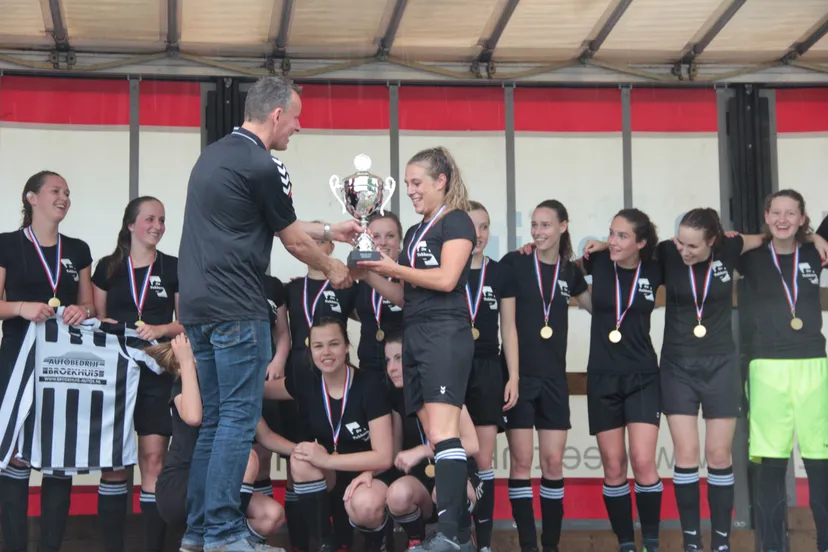 aanvoerster anouk kuiphuis ontvangt beker