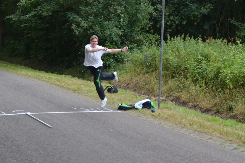 annemarie leusman bels in actie tijdens nk