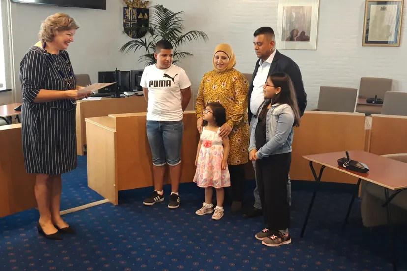 burgemeester haverkamp verwelkomt gezin bitar