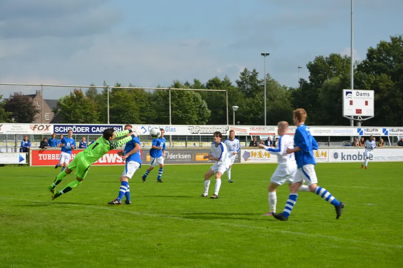 doelman lucas grijpt in