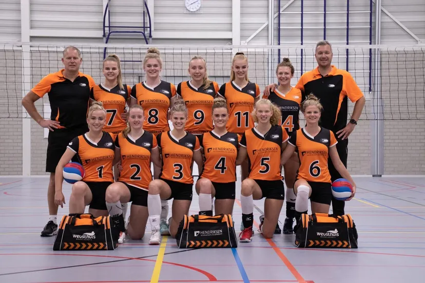 dynamo dames 1 21 22