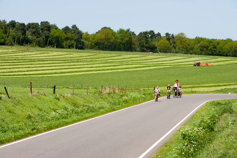 fietsen langs akker