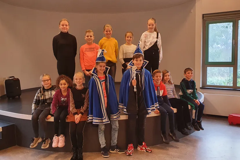 foto schoolprins en prinses en raad van 11