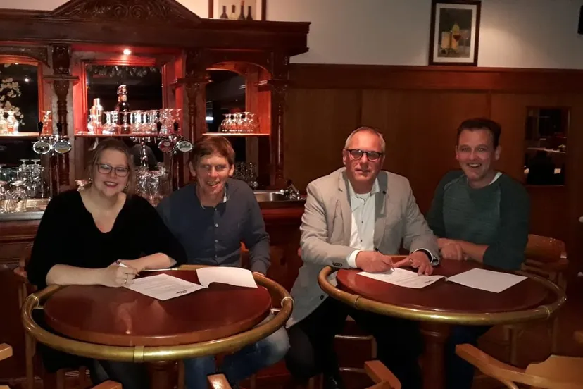 foto tekenen sponsorcontract e1575279635325