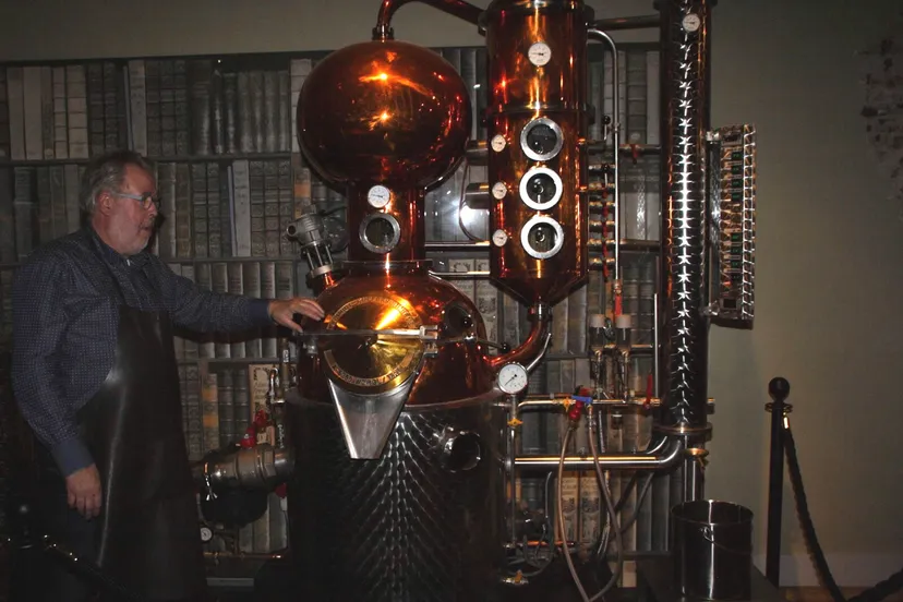 gerard velthuis met zijn ketel bij stokerij sculte