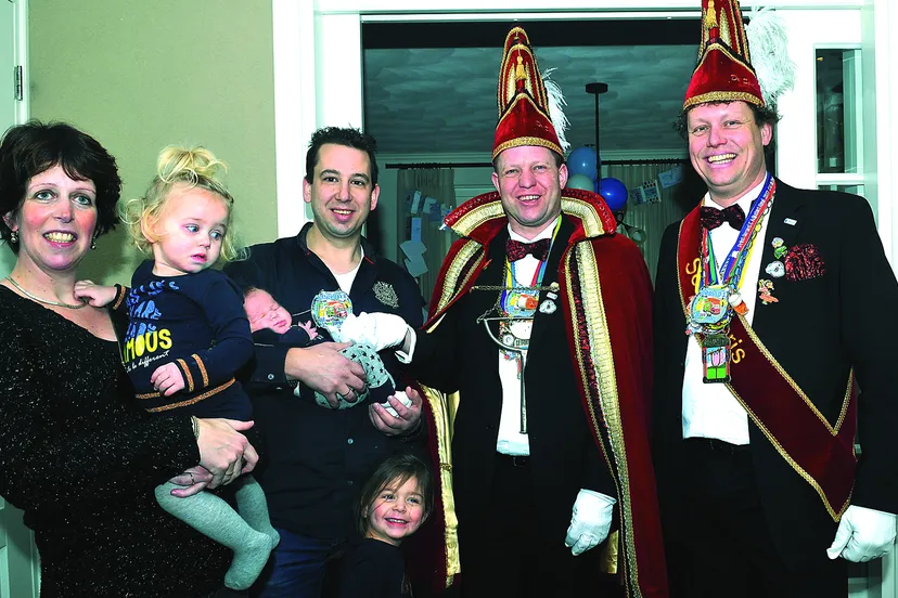 groepsfoto bezoek eerstgeborene