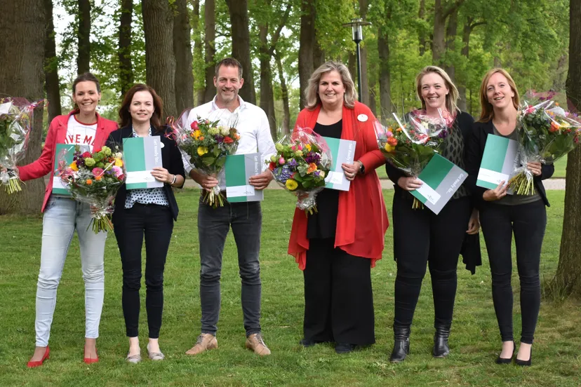 groepsfoto certificaatuitreiking teamcoaches zorggroep sint maarten e1559034938557