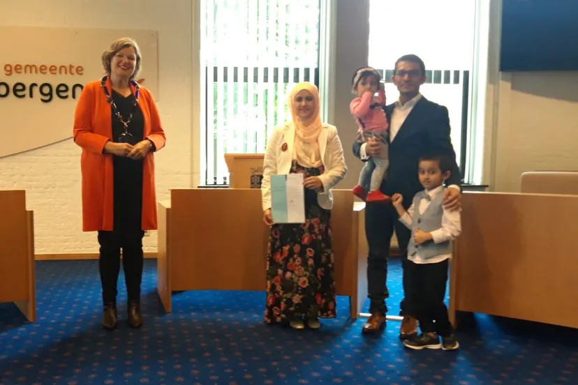 khin aye naing uit myanmar met haar gezin