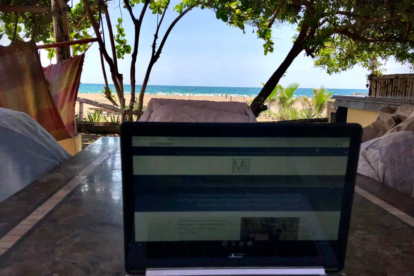 laptop bij het strand