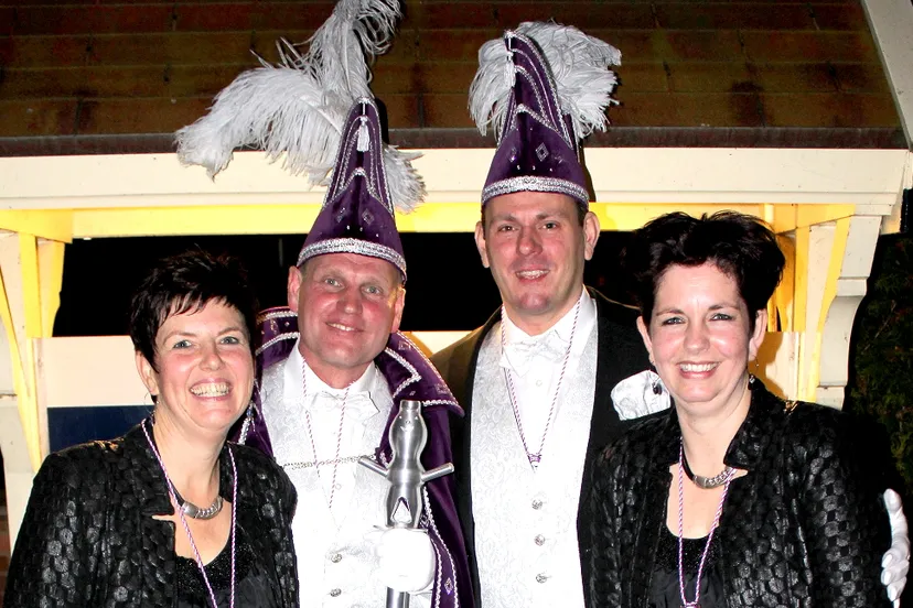 n1l8gayqruq32nuwpjg4dn30c cv de turftrappersprins marcel en adjudant florus