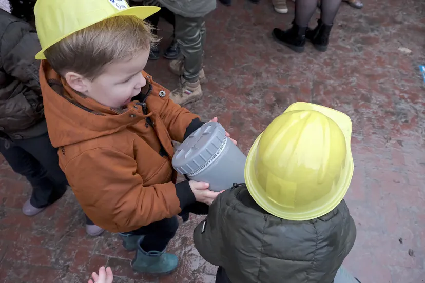 peuters met tijdcapsule