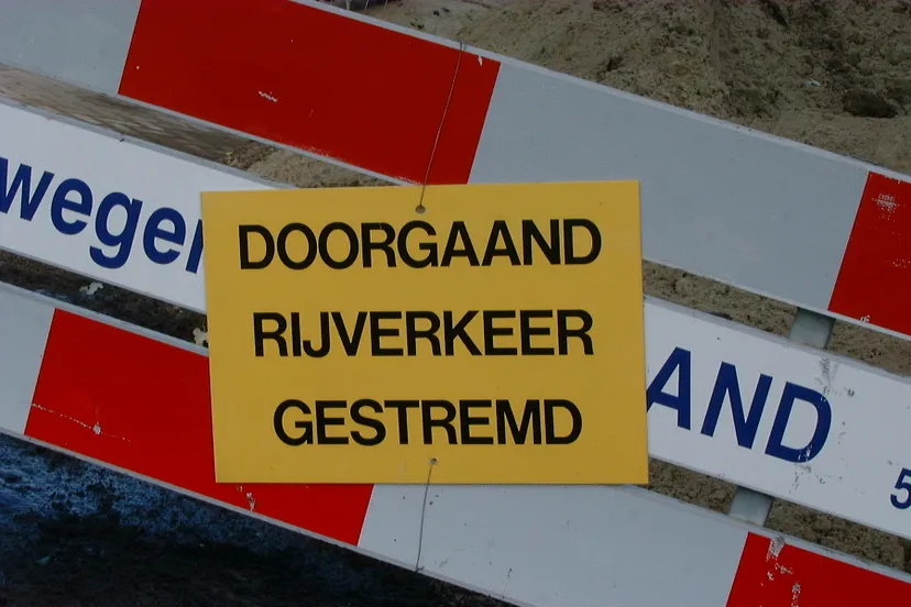 ppsbmt9c8jww75j69nm96l80w verkeersbord doorgaand rijverkeer gestremd