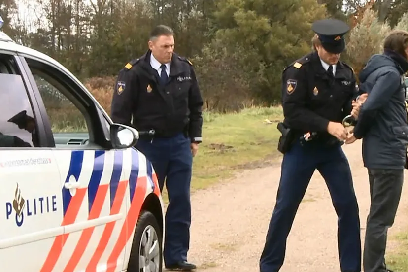 qvauq69nusfjz6z156zcar1lh arrestatiepolitieopgepakthulpdienstarrestantagenten