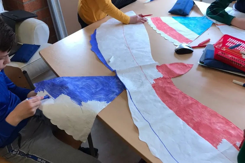 schoolkinderen kleuren de duiven