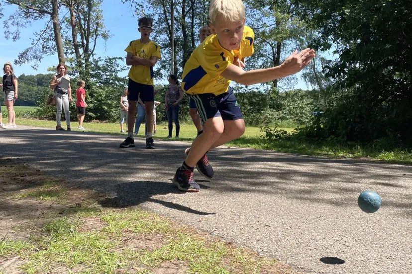 schoolklootschieten 1 speler van reutum in actie