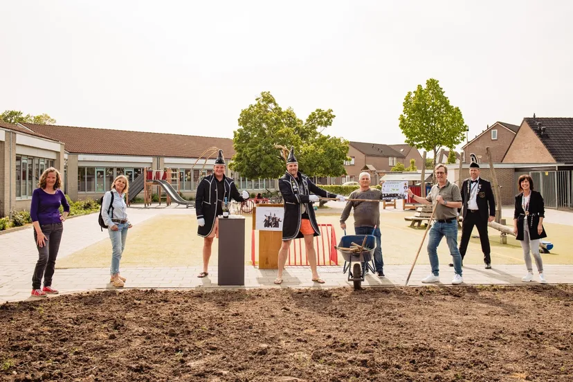 uitreiking cheque basisschool kadoes