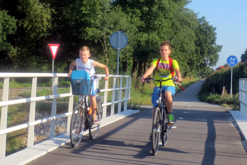 vtfbrtkzad7jwweq54sz3rn8j fietsende jeugd