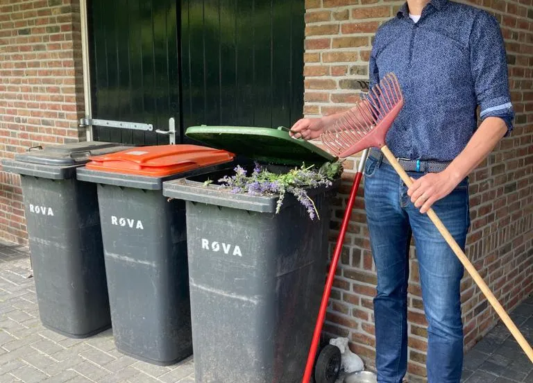 wethouder erik volmerink bij afvalbakken
