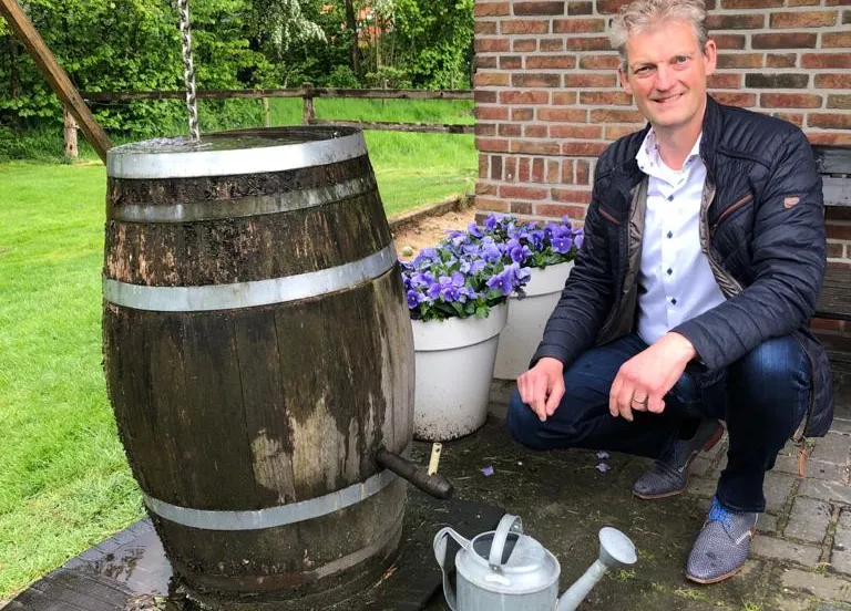 wethouder erik volmerink bij zijn regenton